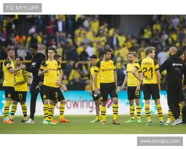 多特蒙德中场一断就崩,推进失控问题持续暴露,稳定性面临考验 多特蒙德中场一断就崩,推进失控问题持续暴露,稳定性面临考验