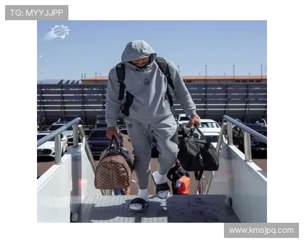 布克训练完顺手买下整条街的AJ？